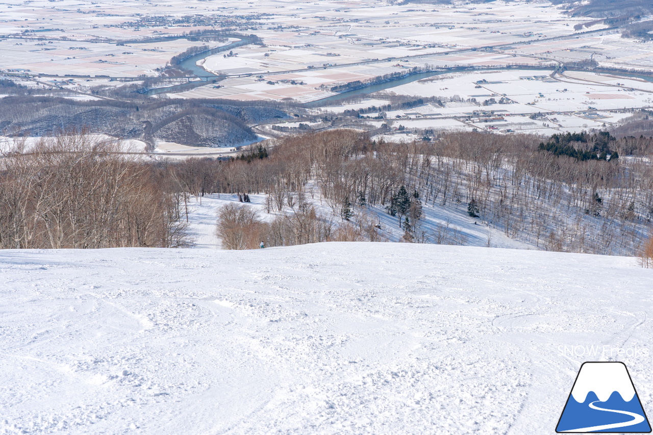 カムイスキーリンクス｜山頂から山麓までゲレンデには積雪たっぷり＆最新の自動券売機導入でチケット購入時の待ち時間も短縮。最高に気持ちの良い春スキーを楽しみましょう(^_-)-☆